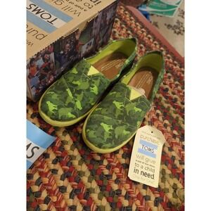Brand New & Authentic TOMS Classics Shoes Size Youth 5 Green Animal Camo NIB